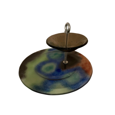 Farbenfrohe Etagere aus handgefertigten Glasschalen.